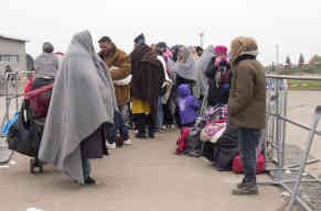 Die Menschen erinnern an Schiffbrüchige. Foto: BR | Srdjan Govedarica