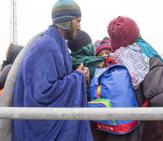 Die Menschen schützen sich so gut es geht vor der Kälte. Foto: BR | Srdjan Govedarica