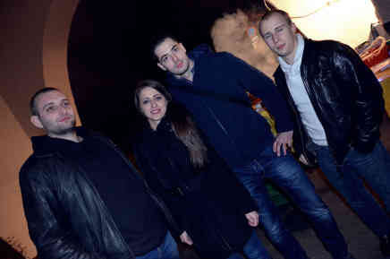 Stephane, Jovana, Petar und Julien sind 1.000 Kilometer aus Frankreich nach Vösendorf gekommen, um an Jovanas Geburtstag Ceca singen zu hören. Stephane: „Für eine serbische Sängerin zahlt sich das aus. Ceca ist so authentisch und ihre Musik so emotional“. Foto: BR | Isabella Purkart