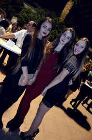 Nikolina, Mila und Vanesa: Drei Fans vor dem Konzert ihres großen Vorbildes. „Ich habe mir die Haare in der gleichen Farbe wie Ceca gefärbt“, sagt Nikolina. Foto: BR | Isabella Purkart