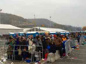Warten auf den Bus im österreichischen Spielfeld. Foto: BR | Dietrich Karl Mäurer