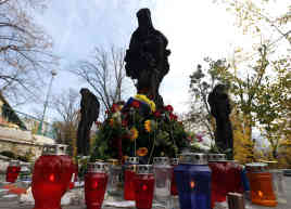 Blumen und Kerzen in Sarajevo, im Gedenken an die Opfer der Terroranschläge in Paris am 13. Nov. 2015. Foto: picture alliance | dpa