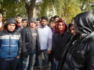 Khamran Han, 21, Flüchtling aus Afghanistan (in der Mitte im hellblauen Polo), möchte nach Belgien. Foto: BR | Dejan Stefanovic