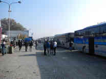 Mit Bussen werden die Flüchtlinge nach Sid gebracht. Foto: BR | Dejan Stefanovic