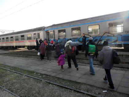 Sobald die Züge in Sid halten, drängen die Menschen auf den Bahnsteig. Etwa 1000 Flüchtlinge pro Zug eint die Hoffnung auf Frieden. Foto: BR | Dejan Stefanovic
