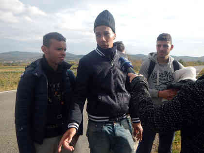 Diese Syrer sind zu Fuß über die grüne Grenze nach Mazedonien gelangt. Sie haben bereits einen Fußmarsch von mehr als 20 Kilometern hinter sich. Foto: BR | Schaban Bajrami