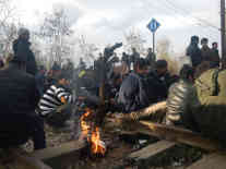 Bahnschwellen dienen als Feuerholz um sich gegen die Kälte zu schützen. Foto: BR | Schaban Bajrami