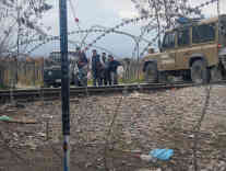 Express-Abschiebungen. Menschen die nicht aus Syrien, Irak oder Afghanistan kommen, werden von der mazedonischen Polizei auf die griechische Seite der Grenze gebracht. Foto: BR | Schaban Bajrami