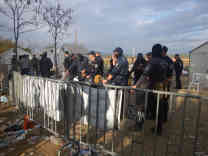 Griechische Grenzer sortieren aus: Nur Afghanen, Iraker und Syrer dürfen weiter. Foto: BR | Schaban Bajrami