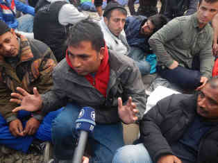 Gleiche Behandlung für alle, fordert dieser Pakistaner. Er möchte nach Deutschland und lernt deshalb schon fleißig die Sprache. Foto: BR | Schaban Bajrami