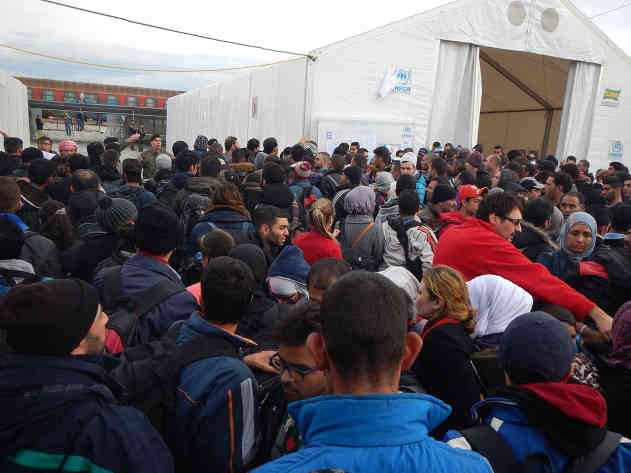 Die Polizei und das UNHCR haben alle Hände voll zu tun. Foto: BR | Schaban Bajrami