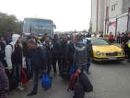 Sobald die Züge übefüllt sind, dürfen auch Busse und Taxis die Flüchtlinge nach Tabanovce fahren. Foto: BR | Schaban Bajrami