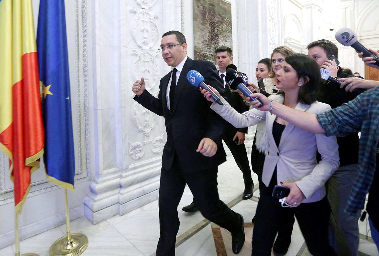 Der rumänische Premierminister Victor Ponta flüchtet - vor den Journalisten und vor dem Volk. Foto: picture alliance | dpa