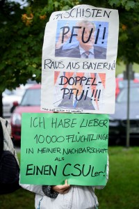 Eine Frau demonstriert am 23.09.2015 vor dem Kloster Banz (Bayern) gegen die Anwesenheit von Ungarns Premierminister Orban bei der Herbstklausur der CSU-Landtagsfraktion. Foto: picture alliance | dpa