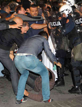 Anti-Regierungsproteste in Podgorica/Montenegro am 17.10.2015. Foto: picture alliance | dpa