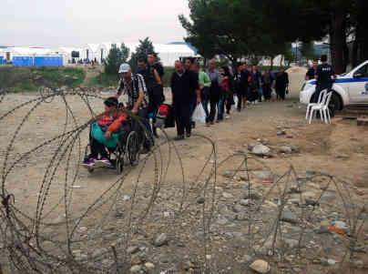 Syrische Flüchtlinge an der griechisch-mazedonischen Grenze bei Gevgelija. Foto: BR | Schaban Bajrami
