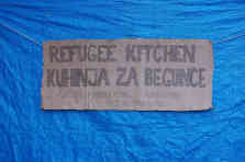 Schild zur Flüchtlingsküche in Rigonce. Foto: BR | Stephan Ozsváth