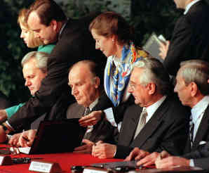 Unterzeichnung des Friedensvertrages von Dayton durch (v.l. sitzend) Serbiens Präsident Slobodan Milosevic, Bosniens Präsident Alija Izetbegovic und Kroatiens Präsident Franjo Tudjman. Foto: picture alliance | dpa