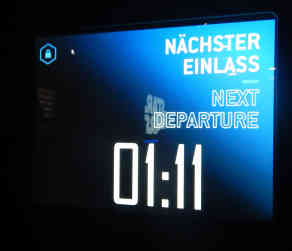 Um Schlangen an den interaktiven Terminals zu minimieren, werden die Besucher nacheinander rein gelassen. Foto: BR | Jan Heier