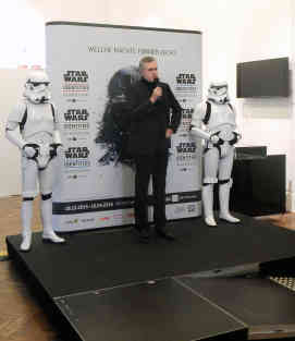 Bei der Pressekonferenz zur Ausstellung, hat sich Direktor des MAK, Christoph Thun-Hohenstein, als Star Wars-Fan geoutet. Foto: BR | Jan Heier