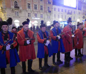 Zagreb - Ban-Jelacic-Platz: Folkloristische Tradition: In manchen Teilen Kroatiens, wird bei großen Festen mit Pistolen in die Luft geschossen. Foto: BR | Stjepan Milcic