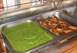 Typisch ungarisch - neu gedacht: Spinateintopf, aber statt traditionell mit Milch wird hier Kokosmilch verwendet. Dazu Steak mit Gänseleber. Foto: BR | Attila Poth