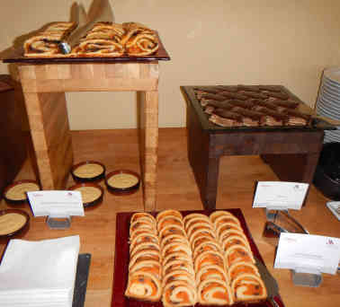 Süße Versuchung: Die ungarischen Weihnachtsrollen „bejgli“ (oben links und unten) – aber statt der traditionellen Mohn- oder Walnussfüllung mit Kürbis-Orangenfüllung. Rechts: Gerbaud-Schnitte (zserbó) – die darf zu Weihnachten in Ungarn auf keinen Fall fehlen. Foto: BR | Attila Poth