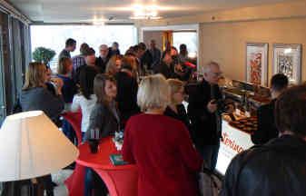 Diplomaten und Journalisten probieren die Kreationen von Zsofia Mautner. "Essen bringt Menschen zusammen" meint die Gastronomin. Foto: BR | Attila Poth