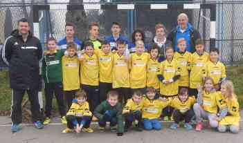 Der gemischte Nachwuchs des NK Savski Marof zusammen mit Trainer Sasa Jakovina (li.) und Vereinspräsident Drago Kramaric (re.). Foto: BR | Stjepan Milcic