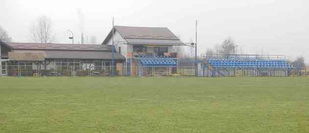 Nicht ganz die Münchner Allianz Arena - aber die Tribüne im Stadion des NK Savski Marof steht schon. Foto: BR | Stjepan Milcic