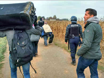 Till Rüger zu Fuß unterwegs mit tausenden Flüchtlingen im Oktober 2015 auf den Feldern bei Rigonce zwischen Kroatien und Slowenien. Foto: BR | Marko Lavrencic
