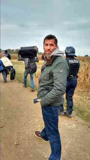 Till Rüger zu Fuß unterwegs mit tausenden Flüchtlingen im Oktober 2015 auf den Feldern bei Rigonce zwischen Kroatien und Slowenien. Foto: BR | Marko Lavrencic