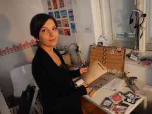 Funky Citizen Elena Calistru bietet die Konterfeis der korrupten Großkopferten hinter Gittern auf kleinen Klebebildern zum Sammeln an. Foto: BR | Herbert Gruenwald