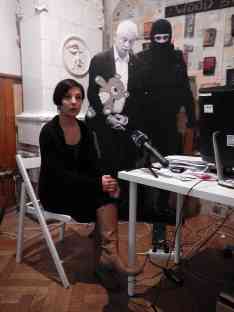 Trotz strenger Miene: Elena Calistru hat so viel Humor, dass sie den wegen Korruption sitzenden / inhaftierten Oberbürgermeister als ständigen Pappkameraden an/neben ihrem Schreibtisch duldet. Foto: BR | Herbert Gruenwald