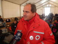 Dimitar Tashev, Katholischer Priester, verteilt Lunch-Pakete an die Flüchtlinge. Foto: BR | Schaban Bajrami