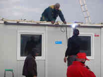 Montageteams machen das Lager in Gevgelija winterfest. Foto: BR | Schaban Bajrami