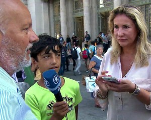 Susanne Glass mit dem Flüchtlingsjungen Nihat am Budapester Bahnhof Keleti. Foto: BR