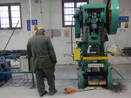 In Ungarn wird der NATO-Zaun ausschließlich im Gefängnis von Marianosztra produziert. Foto: BR | Attila Poth