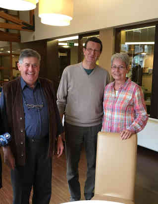 Wiederholungstäter: Während Volkhard und Hannelore Siegel zum vierten Mal in Heviz entspannen, ist es für den Tiroler Gastwirt Elmar Mathias bereits sein 15. Besuch.(v.l.n.r. Elmar Mathias, Mathias Volkhard, Hannelore Volkhard). Foto: BR | Gero Korritter