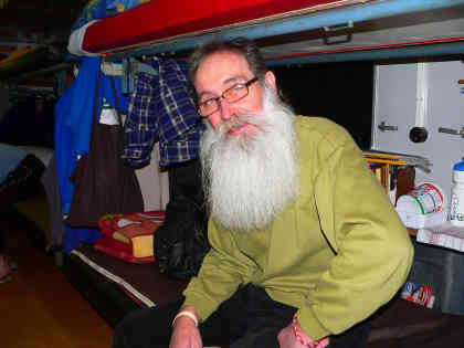 Viele im Zug kennen sich schon seit Jahren. Ferenc lebt nun schon seit drei Jahren im Zug. Foto: BR | Harriett Ferenczi