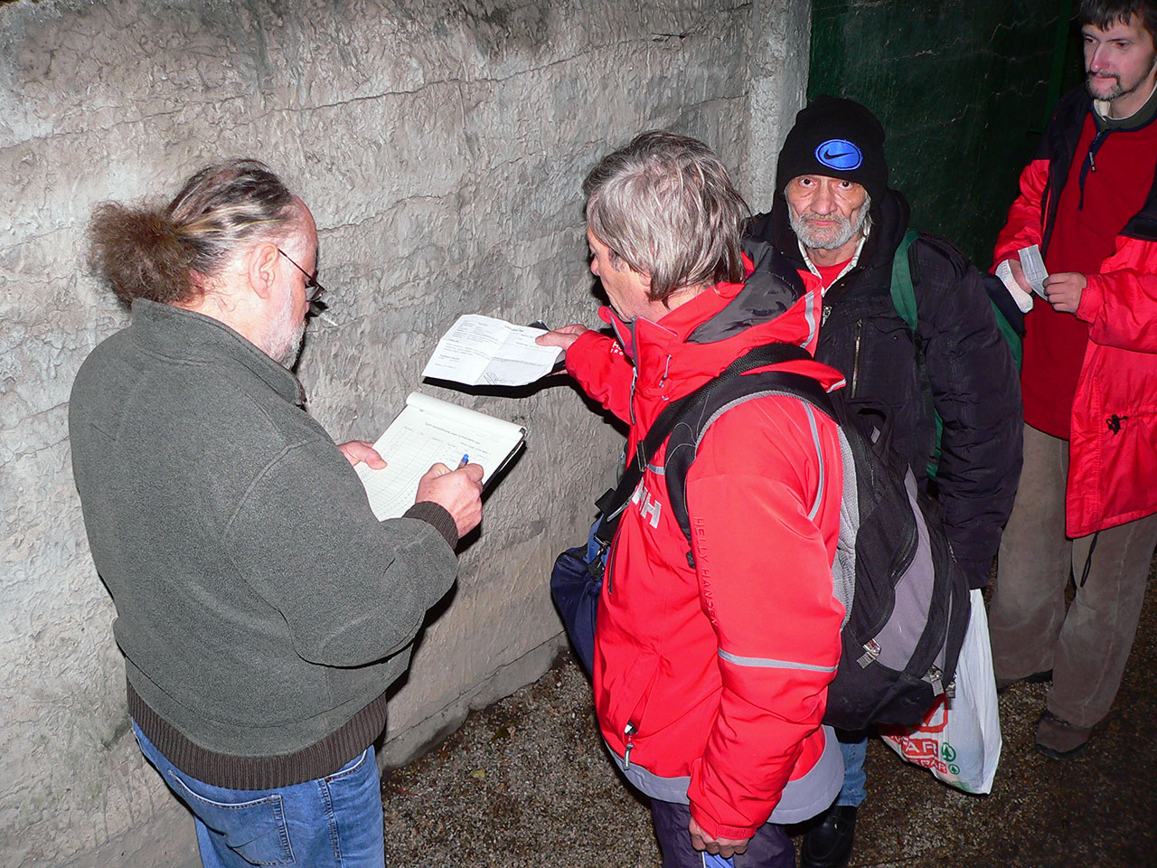 Nur wer sich ausweisen kann, ein aktuelles Gesundheitszeugnis und einen annehmbaren Alkoholspiegel hat, darf das Tor passieren. Foto: BR | Harriett Ferenczi