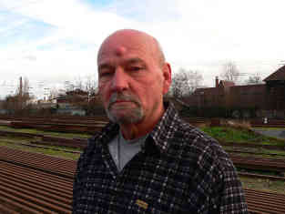 Laszlo hilft im Zug bei der Versorgung der Bewohner und ist zugleich einer von ihnen. Foto: BR | Harriett Ferenczi