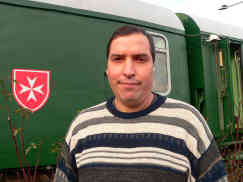 Der 30-jährige Misi hat es geschafft die Straße zu verlassen und hilft ehrenamtlich am Zug. Foto: BR | Harriett Ferenczi