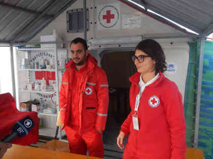 Tanja Antic, Mazedonisches Rotes Kreuz – die Kälte macht die Flüchtlinge krank, und wenig und unregelmäßiges essen. Foto: BR | Schaban Bajrami