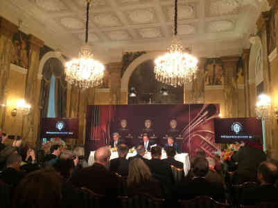 Pressekonferenz der Wiener Philharmoniker zum Neujahrskonzert 2016 im Hotel Imperial (v.l. Alexander Wrabetz, Generaldirektor ORF - Andreas Großbauer, Vorstand der Wr. Philharmoniker - Maestro Mariss Jansons). Foto: BR | Tim Heller