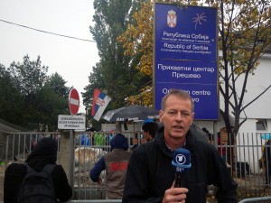 Ralf Borchard vor dem Registrierungszentrum für Flüchtlinge in Presevo in Südserbien. Foto: BR | Schaban Bajrami