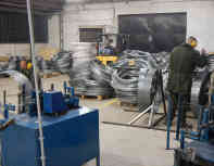 Laut András Csóti, Chef der Justizvollzugsanstalt, produzieren die Insassen täglich einen bis anderthalb Kilometer Draht. Foto: BR | Attila Poth