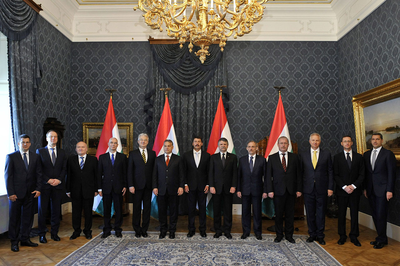 Die ungarische Regierung - ganz ohne Frauen. Foto: picture alliance | dpa (vom 06.06.2014, Verteidigungsminister Hende 3. v.l. wurde mittlerweile ersetzt - durch einen anderen Mann)