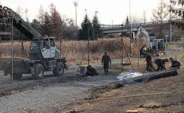 Das österreichische Bundesheer beim Zaunbau entlang der österreichisch-slowenischen Grenze. Foto: BR | Stephan Ozsváth