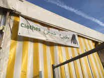 Spielfeld/Österreich: Kleiderausgabe für Flüchtlinge. Foto: BR | Stephan Ozsváth